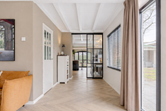 Moderne gang met herringbone vloeren.png